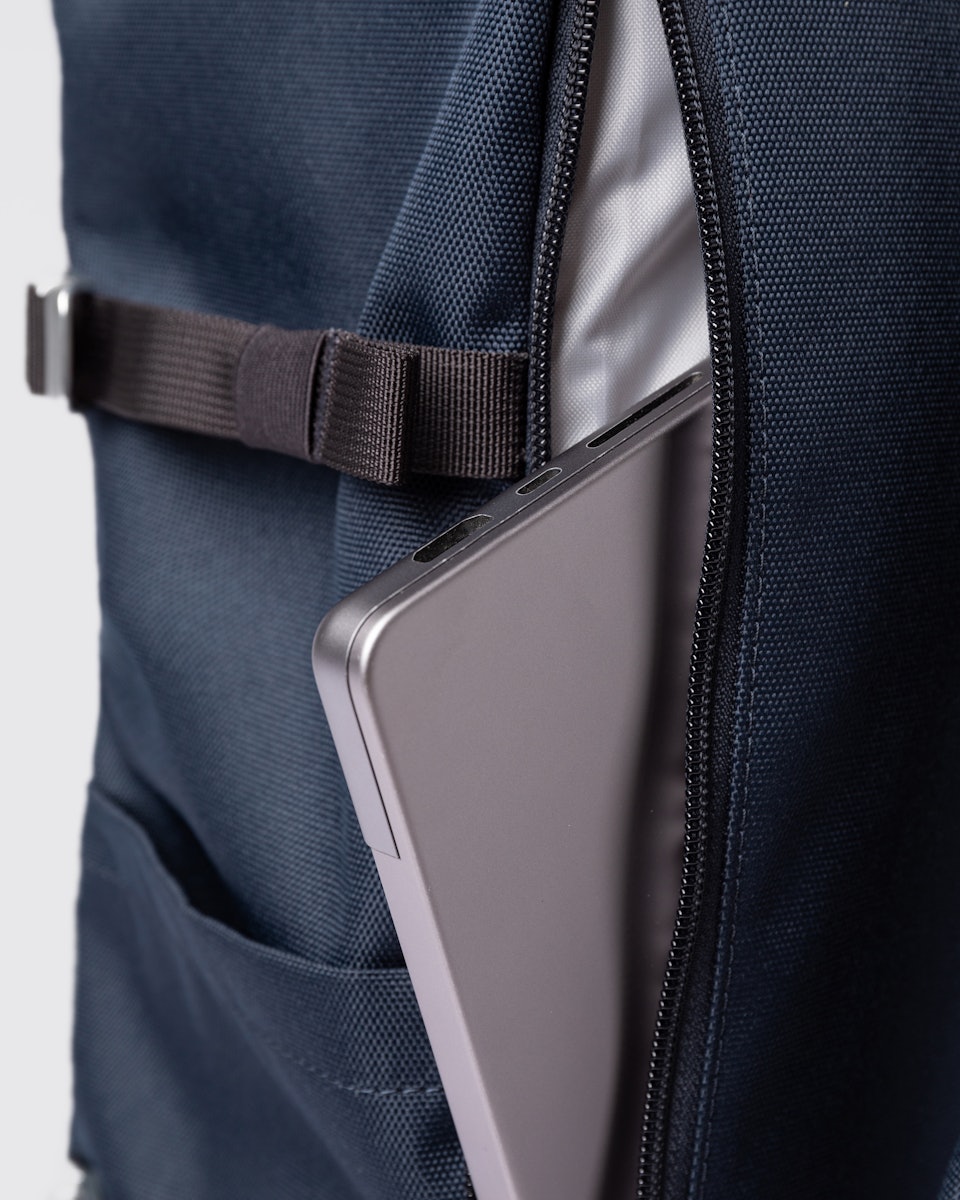 Sac à dos 26L en matières recyclées | bleu "icon rolltop backpack l - navy with black leather"