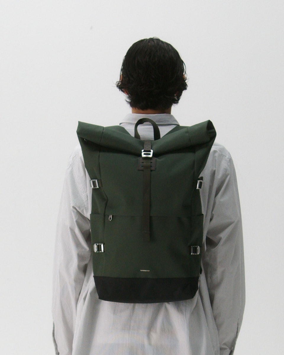 Sac à dos 26L en matières recyclées | vert "icon rolltop backpack l - dawn green with dark brown leather"