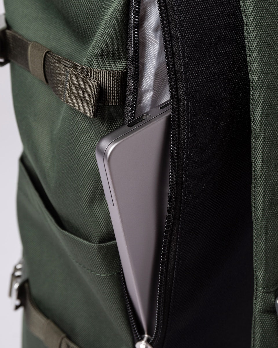 Sac à dos 26L en matières recyclées | vert "icon rolltop backpack l - dawn green with dark brown leather"