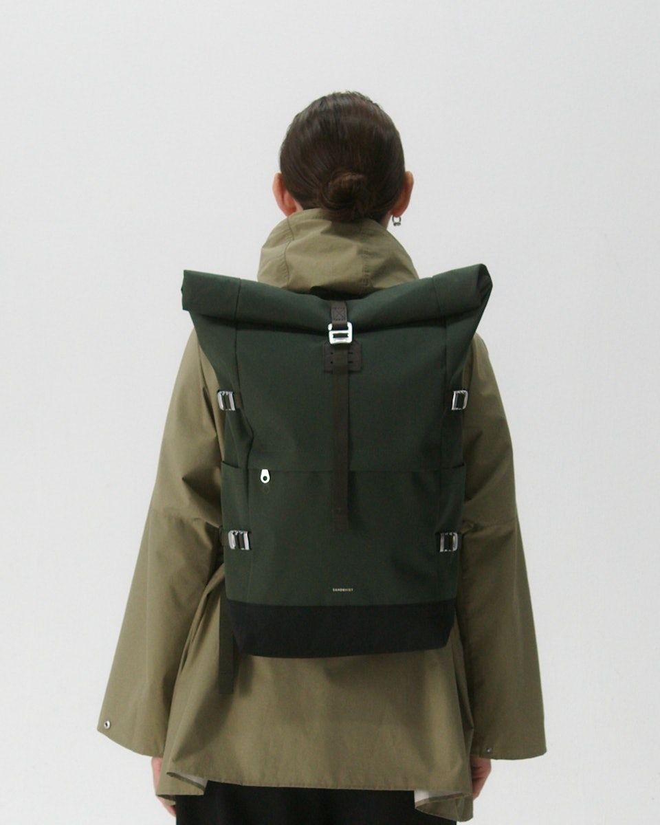 Sac à dos 26L en matières recyclées | vert "icon rolltop backpack l - dawn green with dark brown leather"