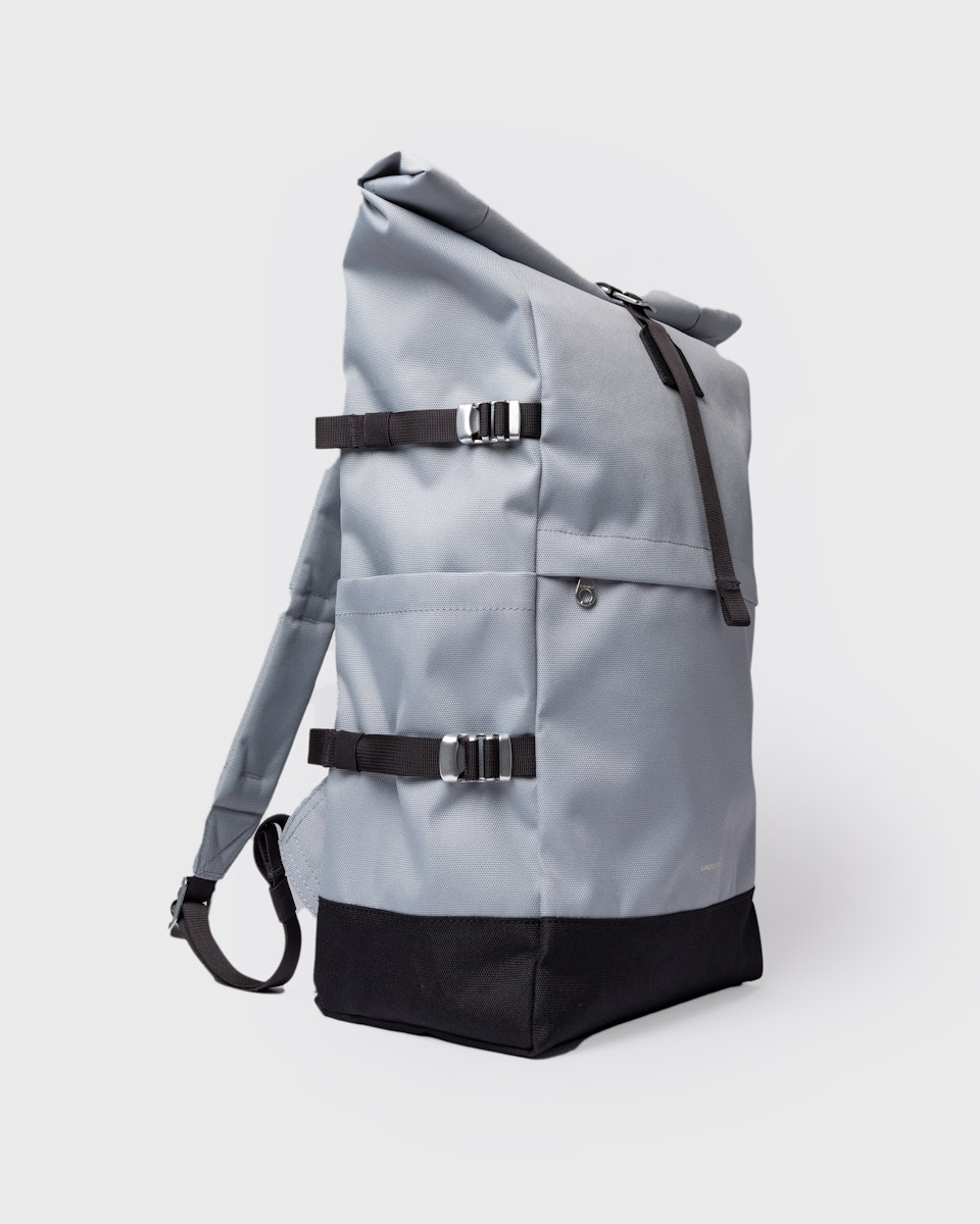 Sac à dos 26L en matière recyclée | "icon rolltop backpack l - ice blue with black leather"