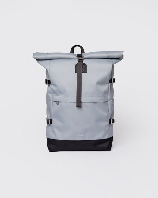 Sac à dos 26L en matière recyclée | "icon rolltop backpack l - ice blue with black leather"