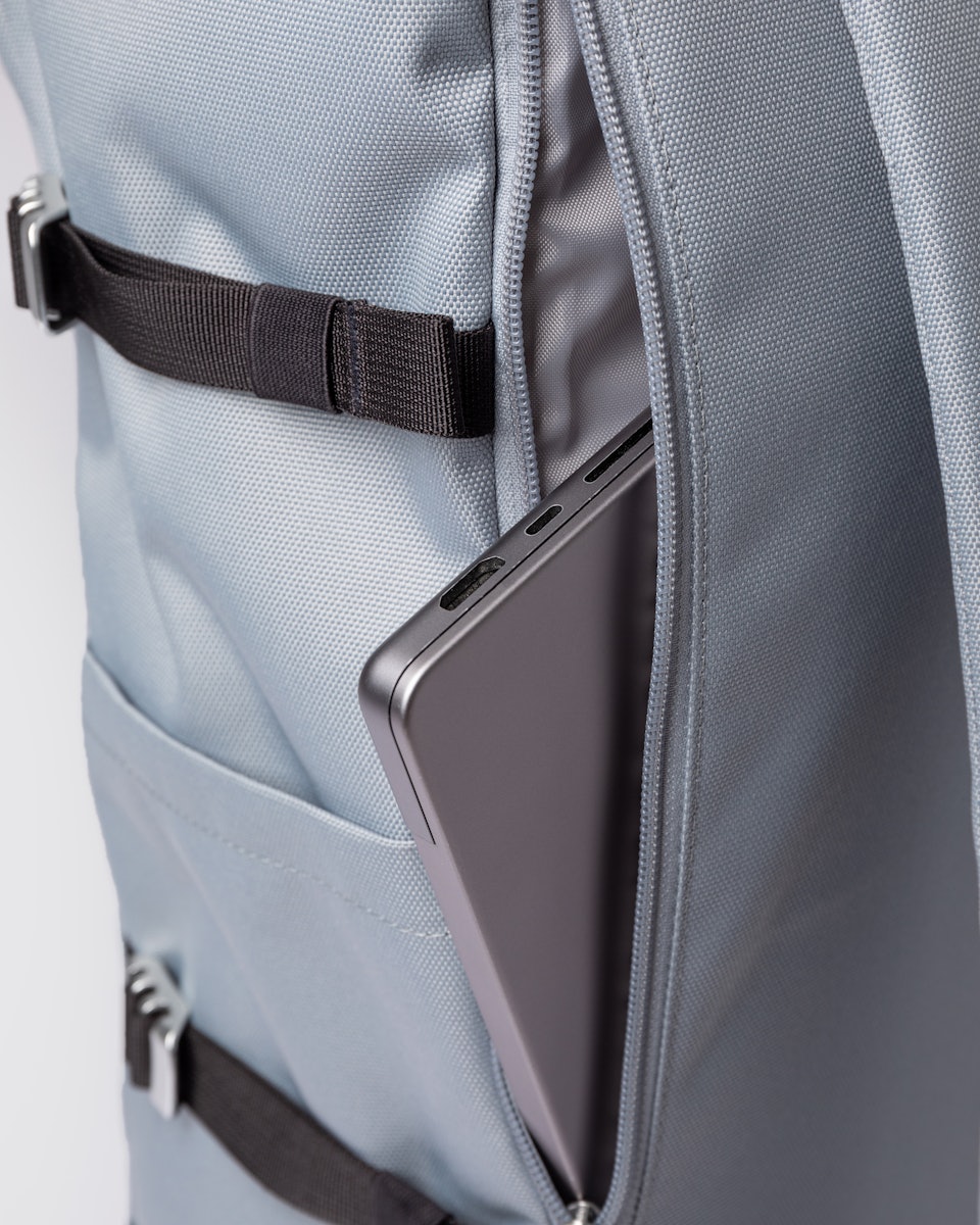 Sac à dos 26L en matière recyclée | "icon rolltop backpack l - ice blue with black leather"