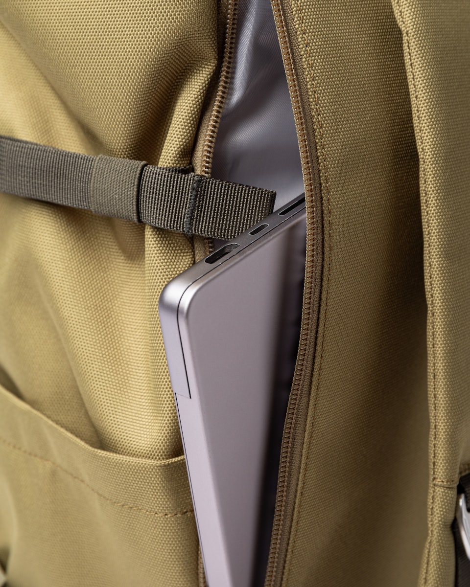 Sac à dos 26L en matières recyclées | vert "icon rolltop backpack l - olive drab with black leather"