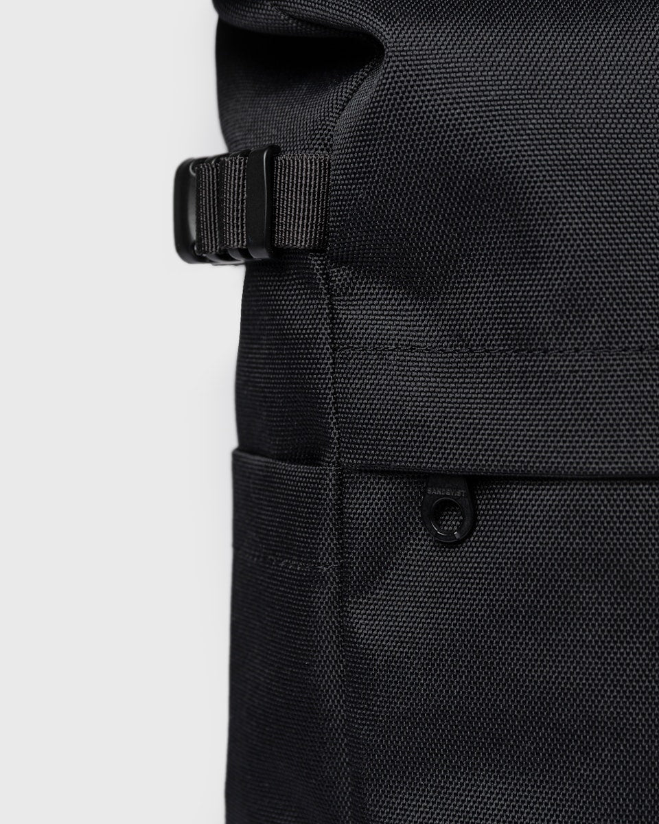 Sac à dos 23L en matière recyclée | noir "icon rolltop backpack m - black/ black with black leather"