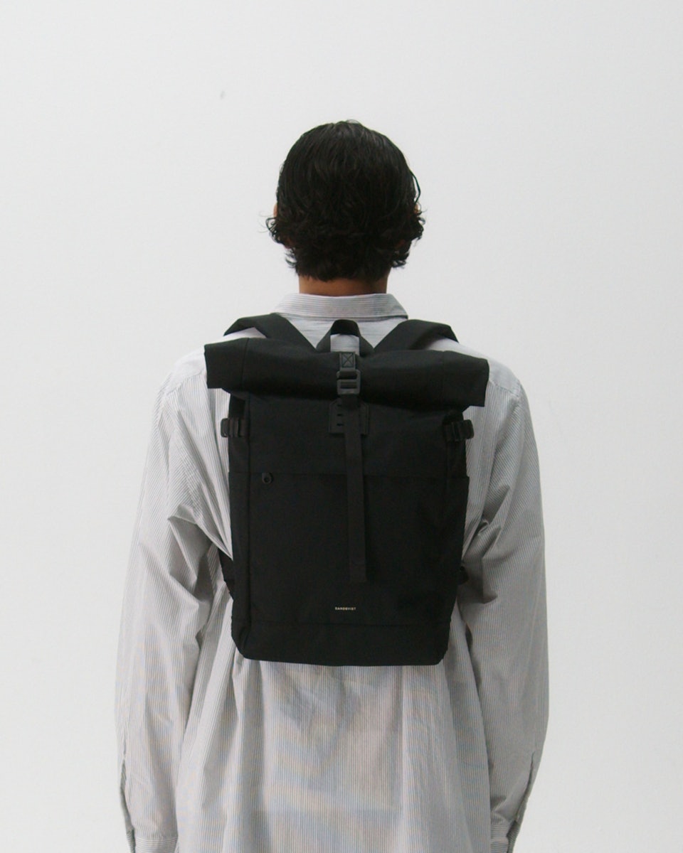 Sac à dos 23L en matière recyclée | noir "icon rolltop backpack m - black/ black with black leather"