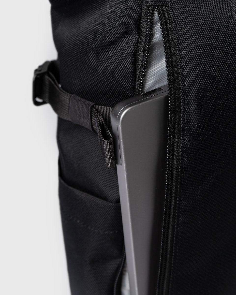 Sac à dos 23L en matière recyclée | noir "icon rolltop backpack m - black/ black with black leather"