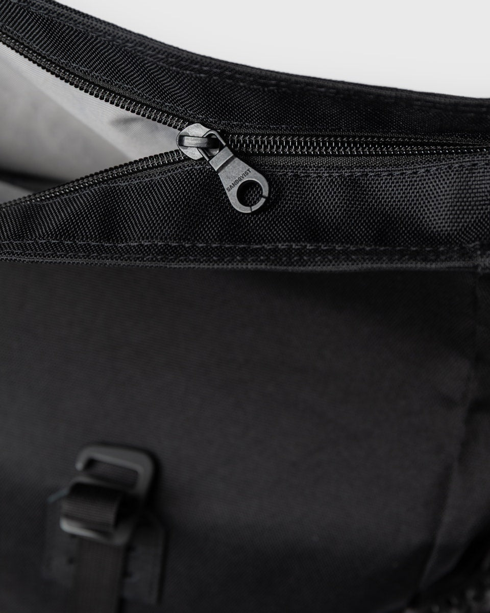 Sac à dos 23L en matière recyclée | noir "icon rolltop backpack m - black/ black with black leather"