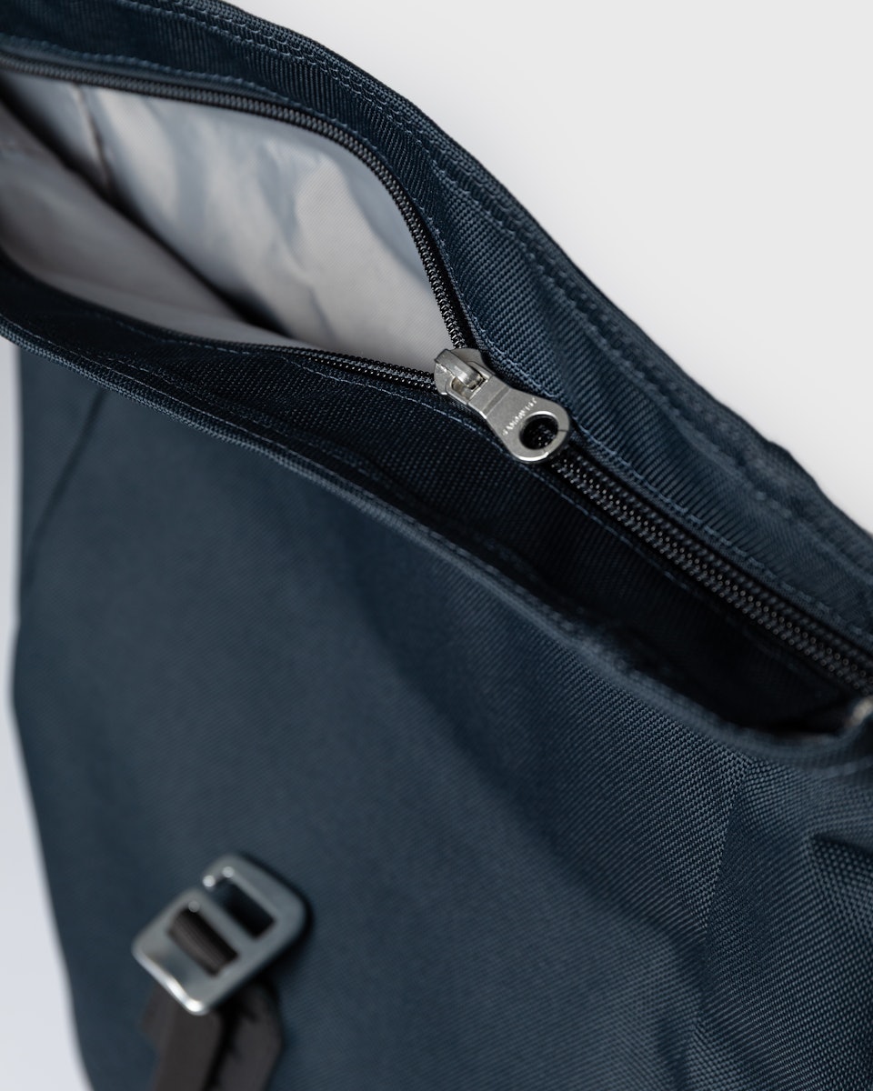 Sac à dos 23L en matière recyclée | vert "icon rolltop backpack m - navy with black leather"