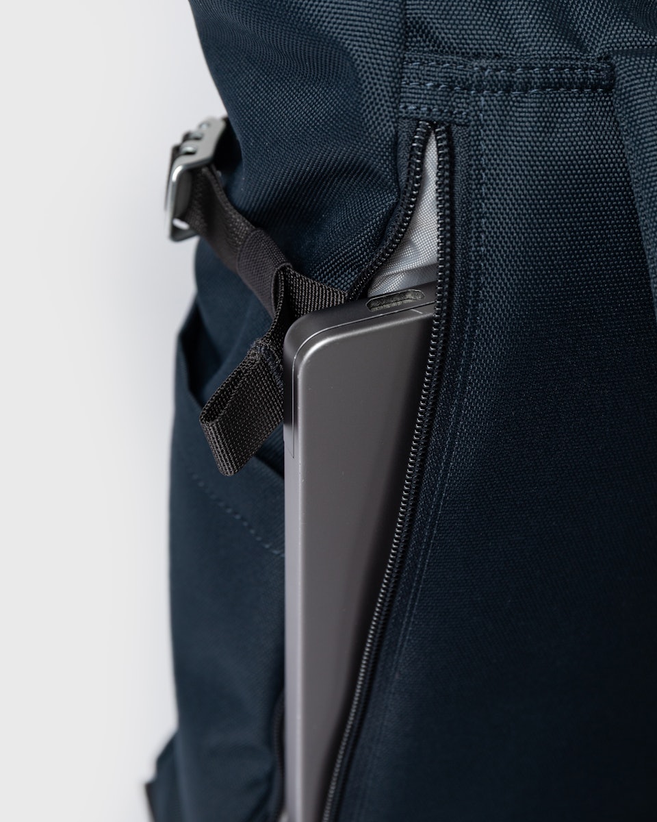 Sac à dos 23L en matière recyclée | vert "icon rolltop backpack m - navy with black leather"
