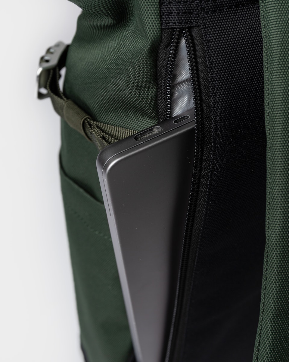 Sac à dos 23L en matière recyclée | vert "icon rolltop backpack m - dawn green with dark brown leather"