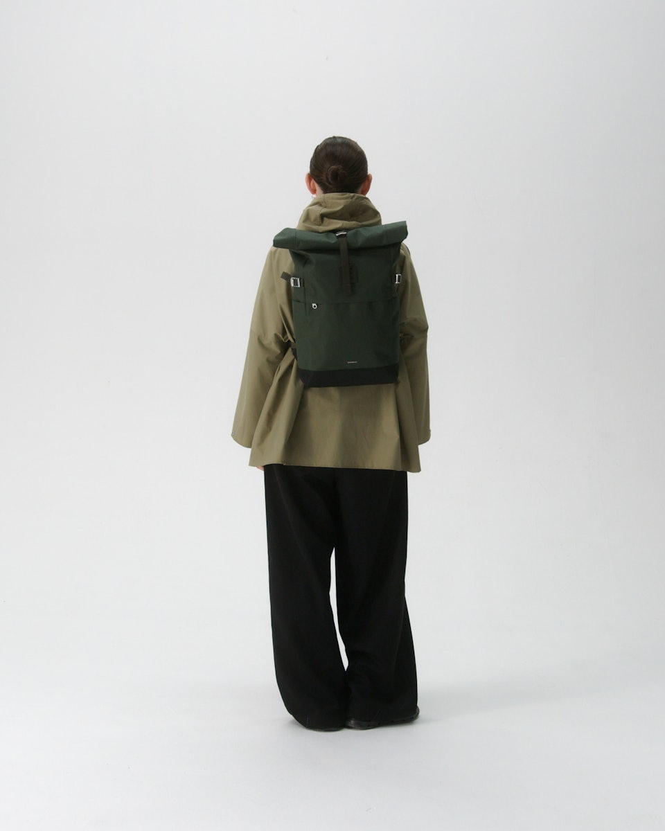 Sac à dos 23L en matière recyclée | vert "icon rolltop backpack m - dawn green with dark brown leather"