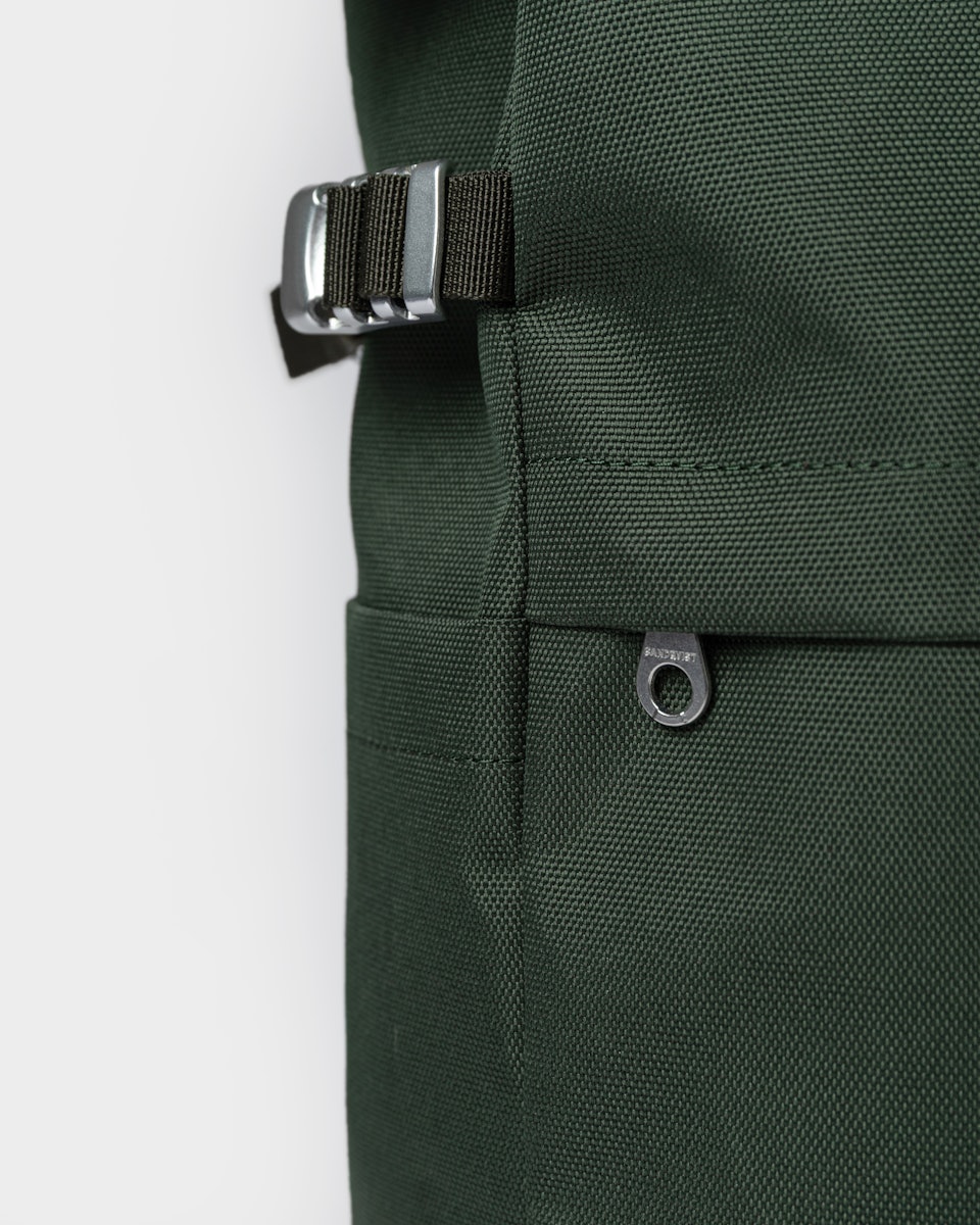 Sac à dos 23L en matière recyclée | vert "icon rolltop backpack m - dawn green with dark brown leather"