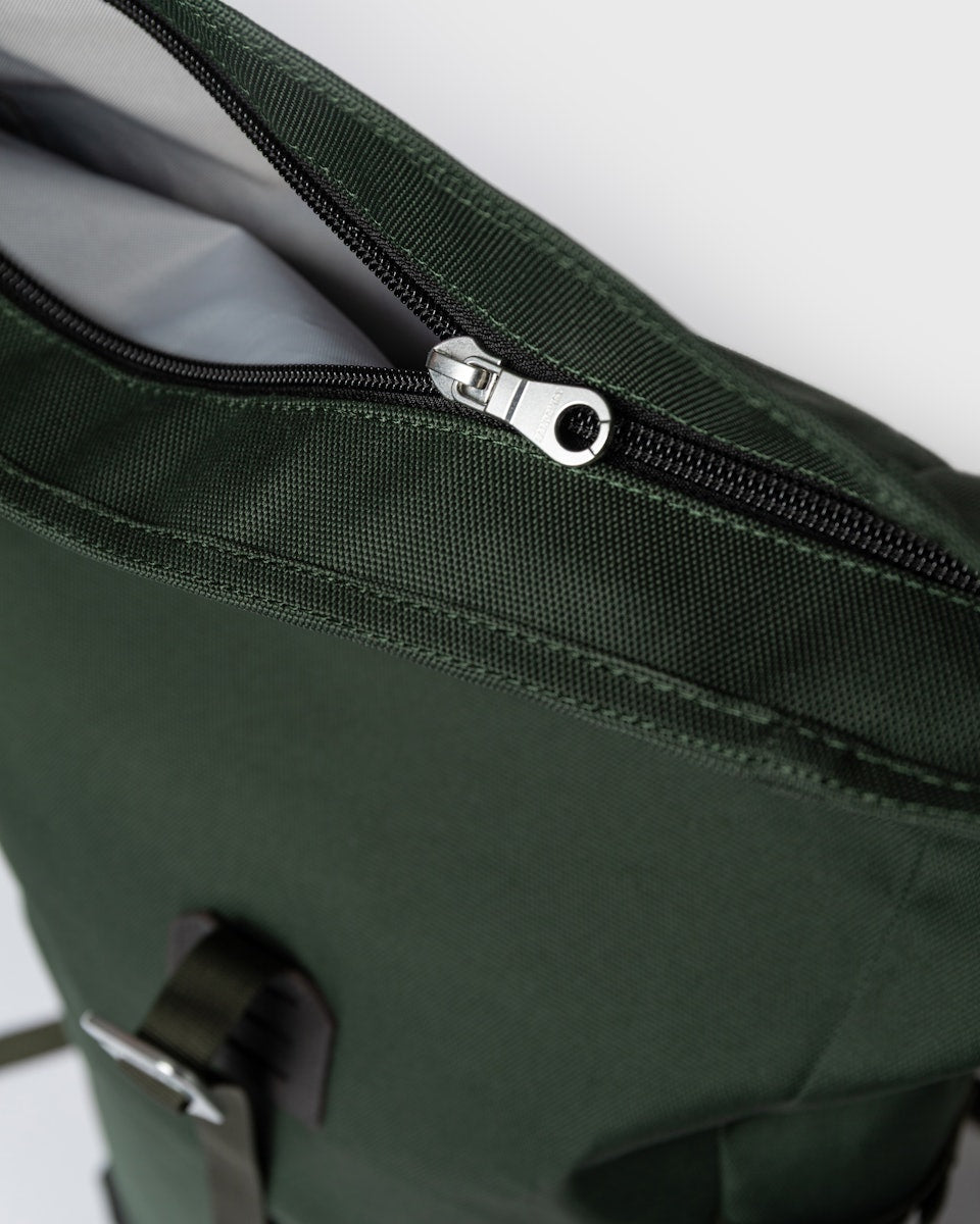 Sac à dos 23L en matière recyclée | vert "icon rolltop backpack m - dawn green with dark brown leather"