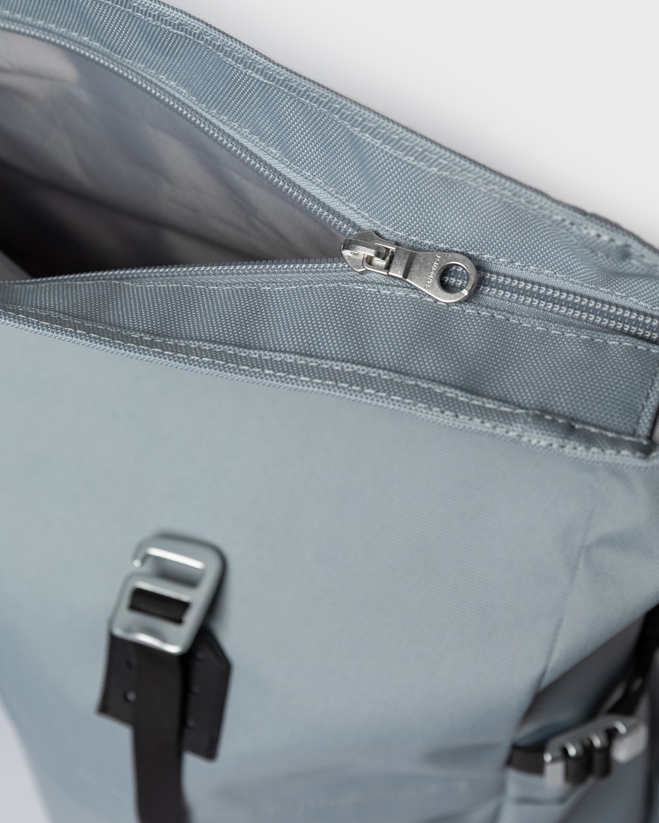 Sac à dos 23L en nylon recyclé | bleu "icon rolltop backpack m - ice blue with black leather"