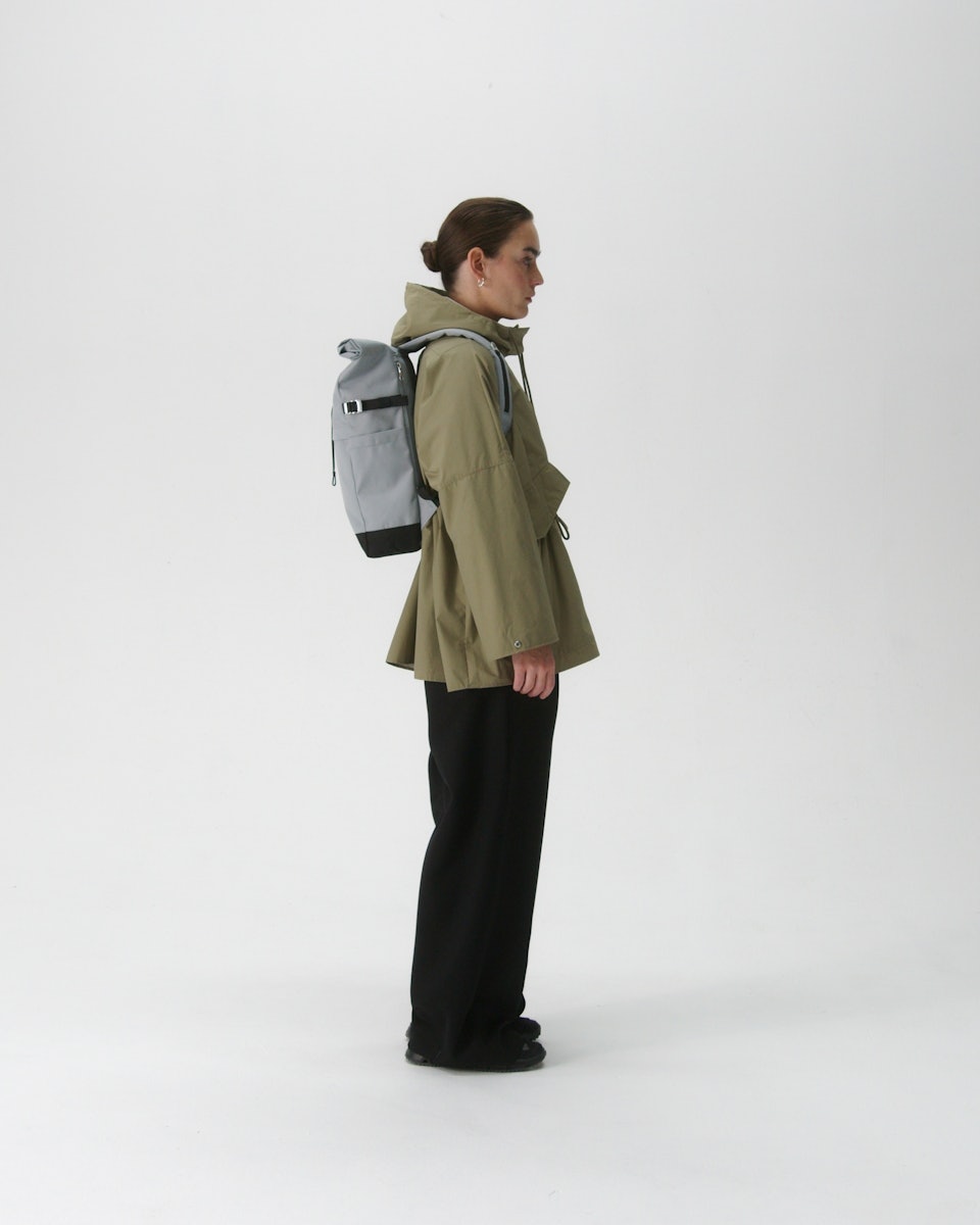 Sac à dos 23L en nylon recyclé | bleu "icon rolltop backpack m - ice blue with black leather"