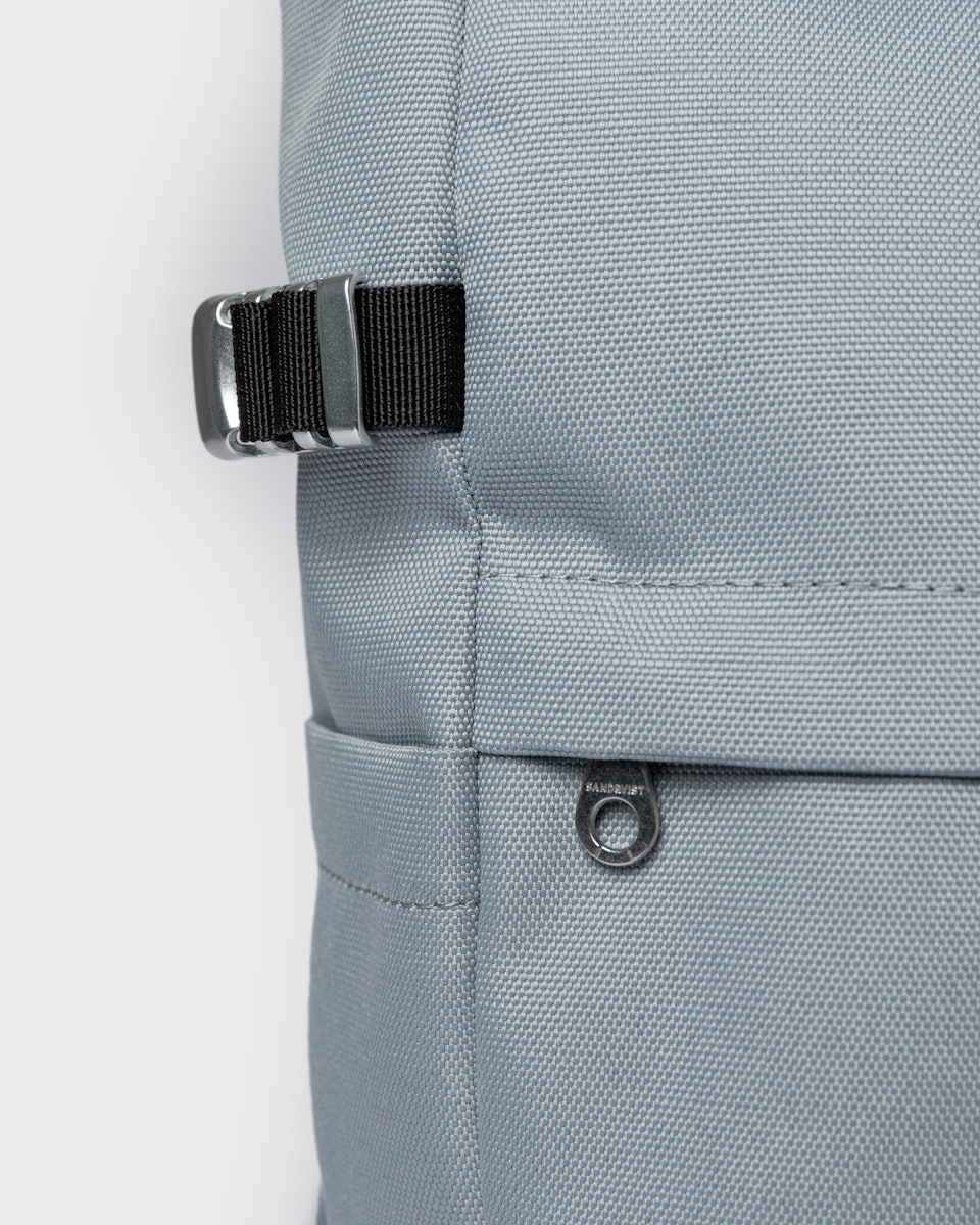 Sac à dos 23L en nylon recyclé | bleu "icon rolltop backpack m - ice blue with black leather"