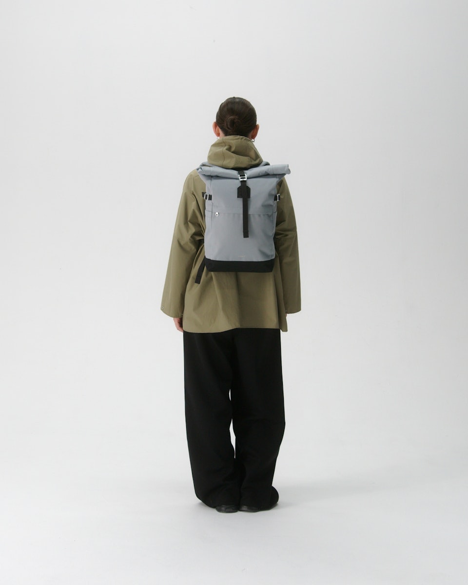 Sac à dos 23L en nylon recyclé | bleu "icon rolltop backpack m - ice blue with black leather"