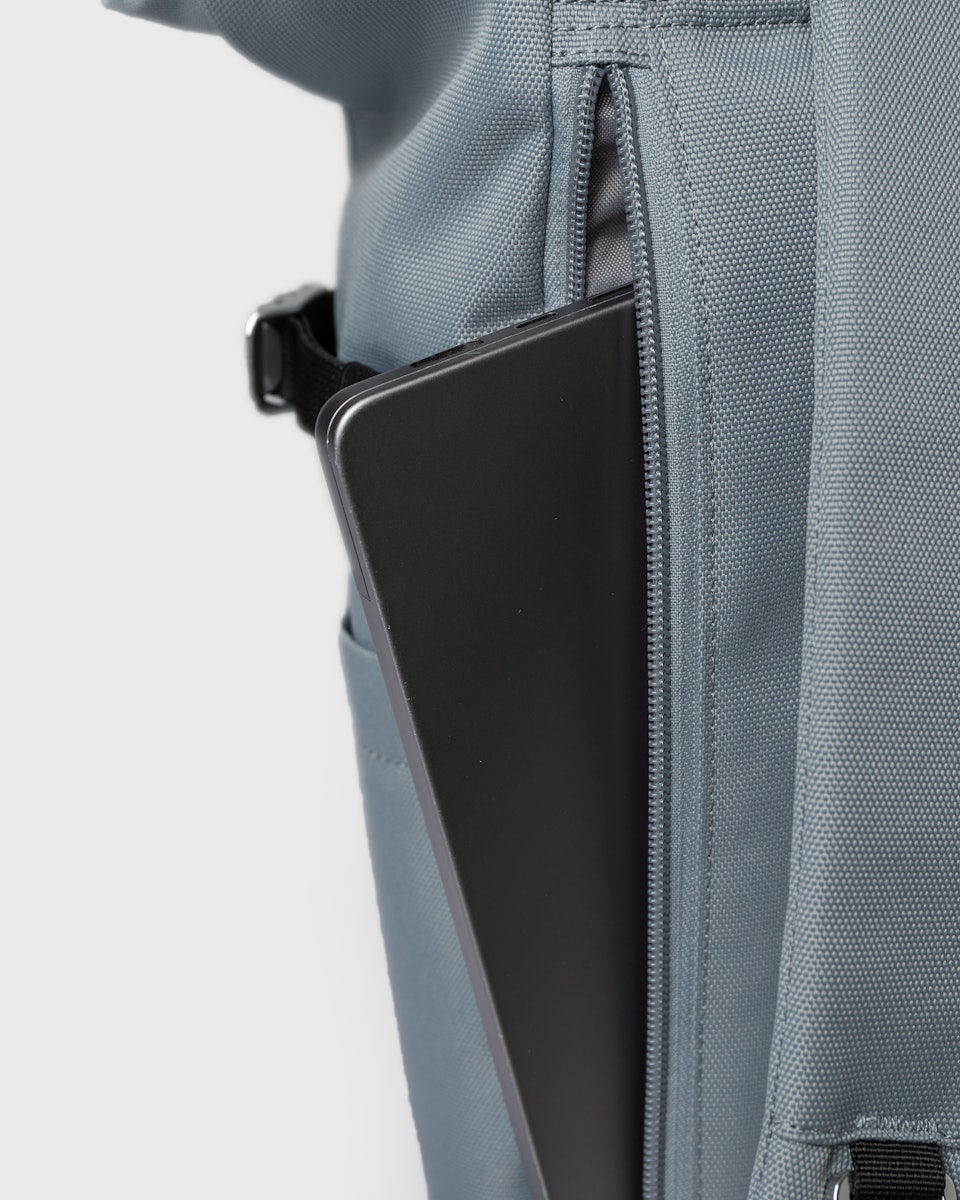 Sac à dos 23L en nylon recyclé | bleu "icon rolltop backpack m - ice blue with black leather"