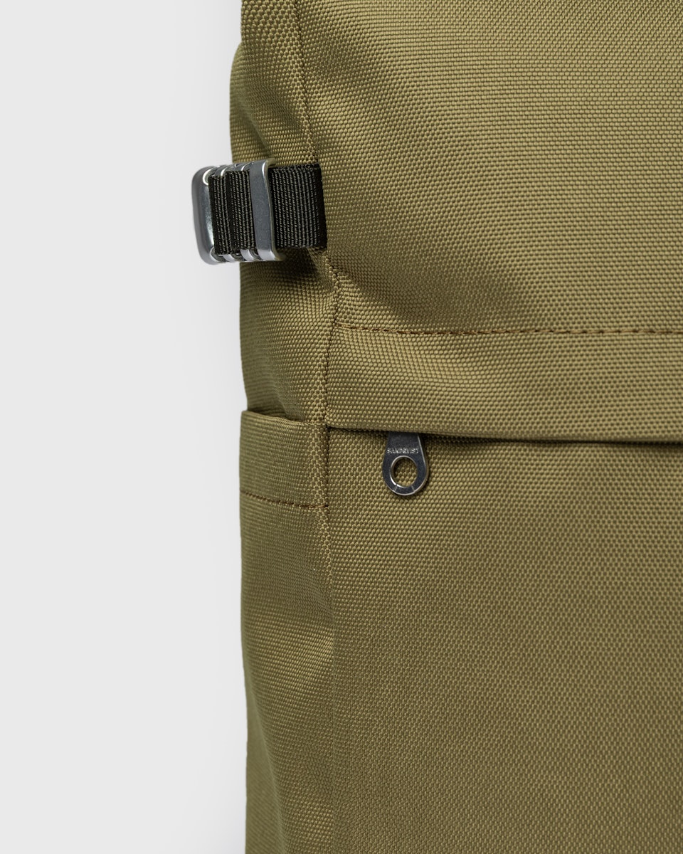 Sac à dos 23L en matière recyclée | vert "icon rolltop backpack m - olive drab with black leather"