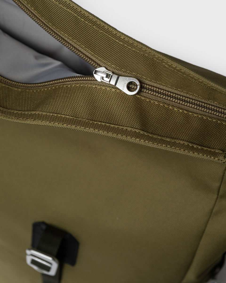 Sac à dos 23L en matière recyclée | vert "icon rolltop backpack m - olive drab with black leather"