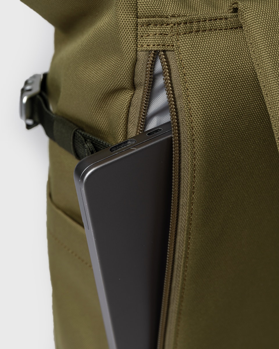 Sac à dos 23L en matière recyclée | vert "icon rolltop backpack m - olive drab with black leather"