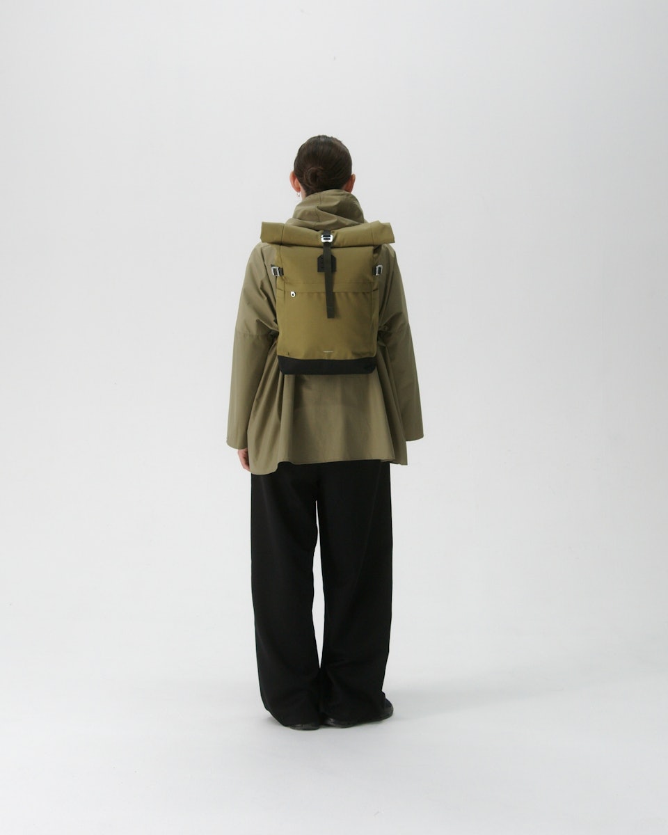 Sac à dos 23L en matière recyclée | vert "icon rolltop backpack m - olive drab with black leather"
