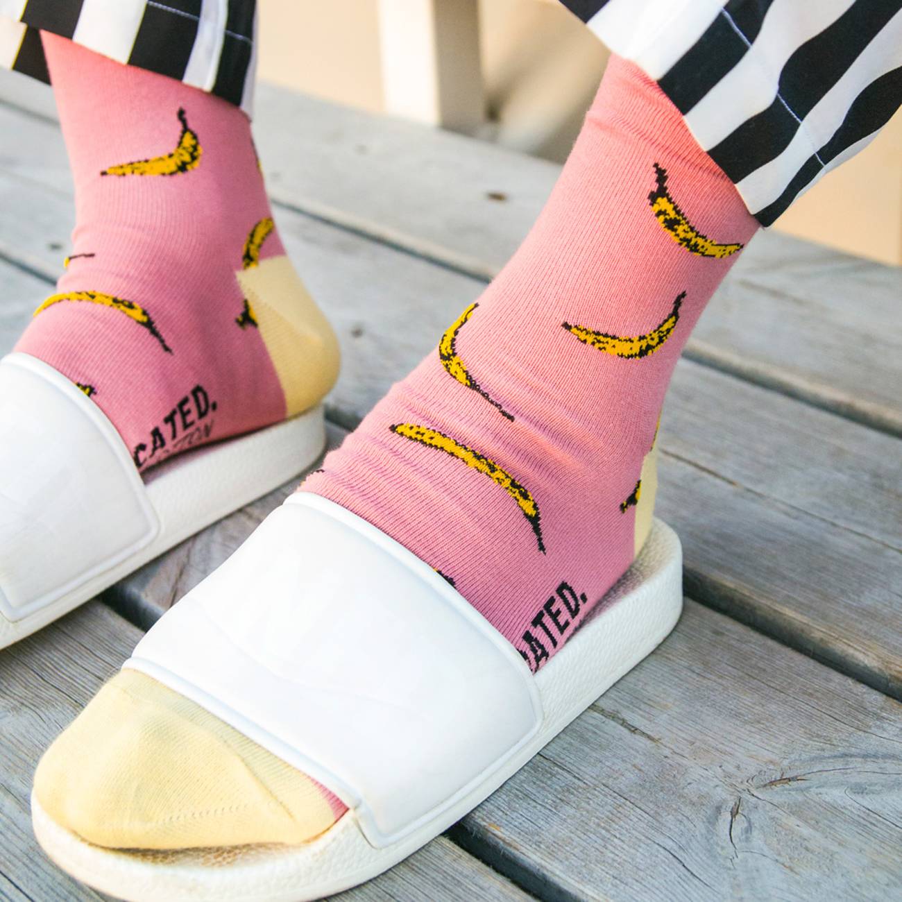 Chaussettes hautes rose motifs banane en coton bio