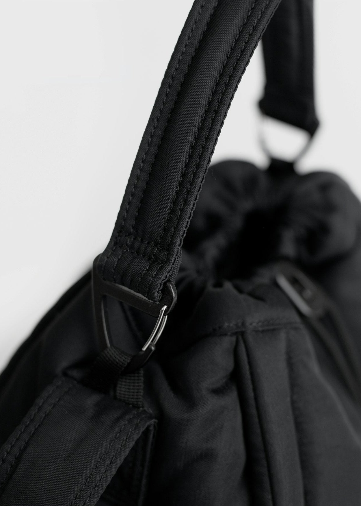 Sac bandoulière 7,5L en matière recyclé | noir "curve bucket bag - black"