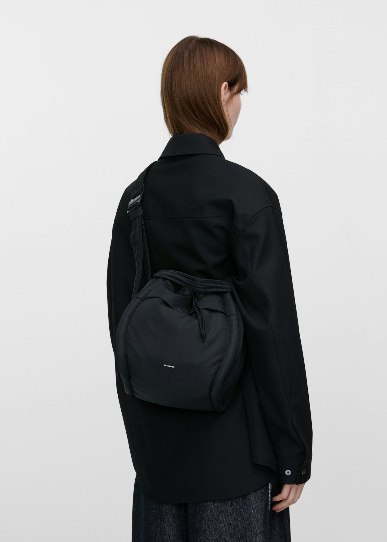Sac bandoulière 7,5L en matière recyclé | noir "curve bucket bag - black"
