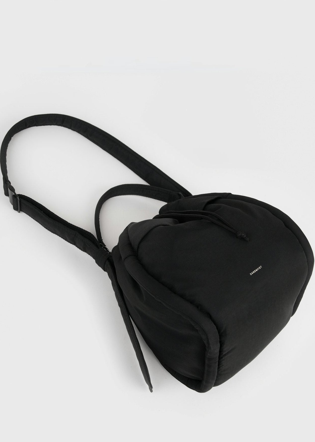 Sac bandoulière 7,5L en matière recyclé | noir "curve bucket bag - black"