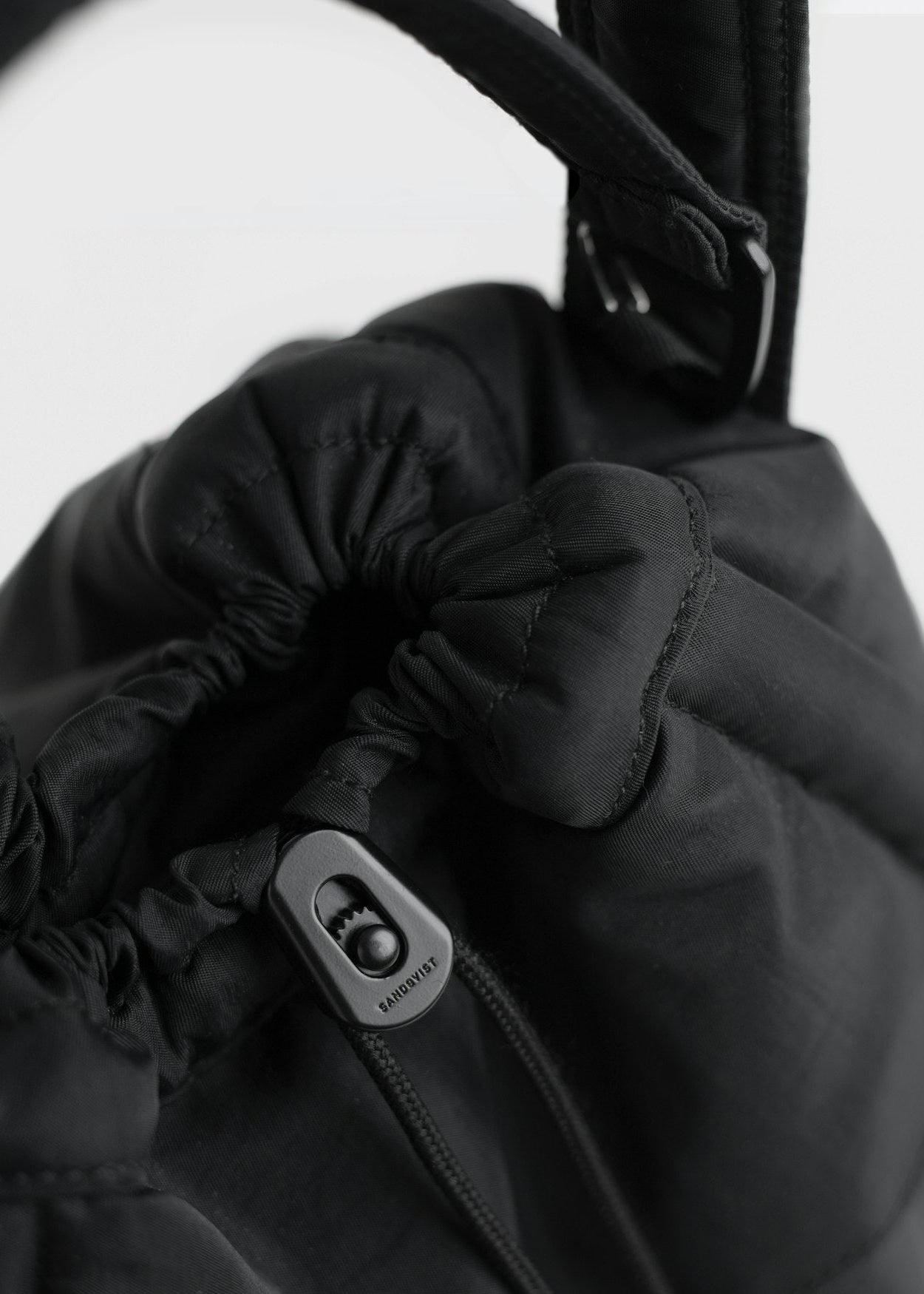 Sac bandoulière 7,5L en matière recyclé | noir "curve bucket bag - black"
