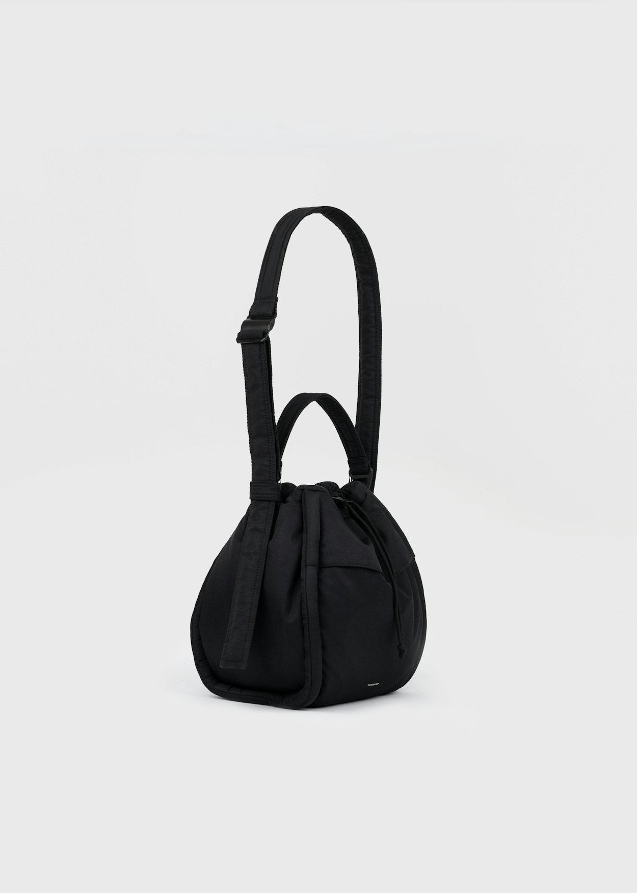 Sac bandoulière 7,5L en matière recyclé | noir "curve bucket bag - black"