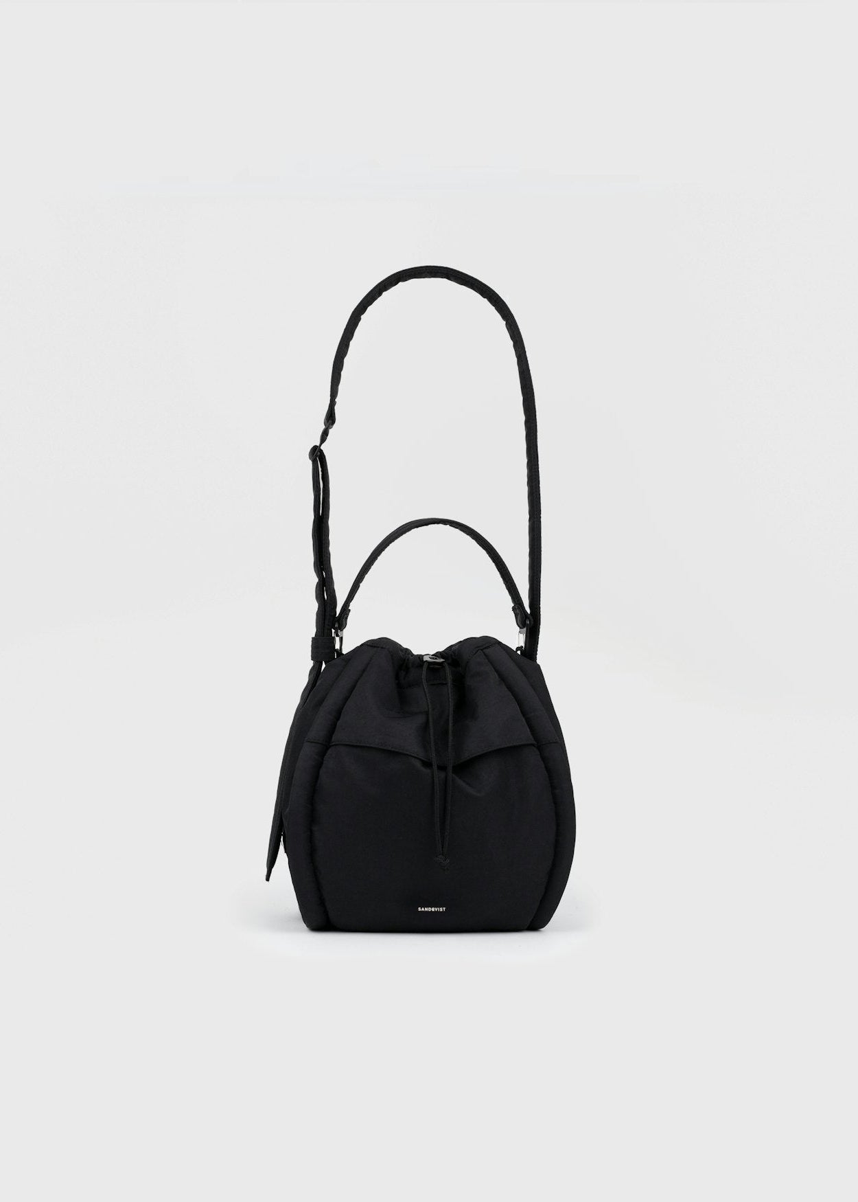 Sac bandoulière 7,5L en matière recyclé | noir "curve bucket bag - black"