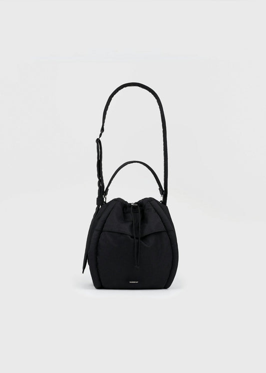 Sac bandoulière 7,5L en matière recyclé | noir "curve bucket bag - black"