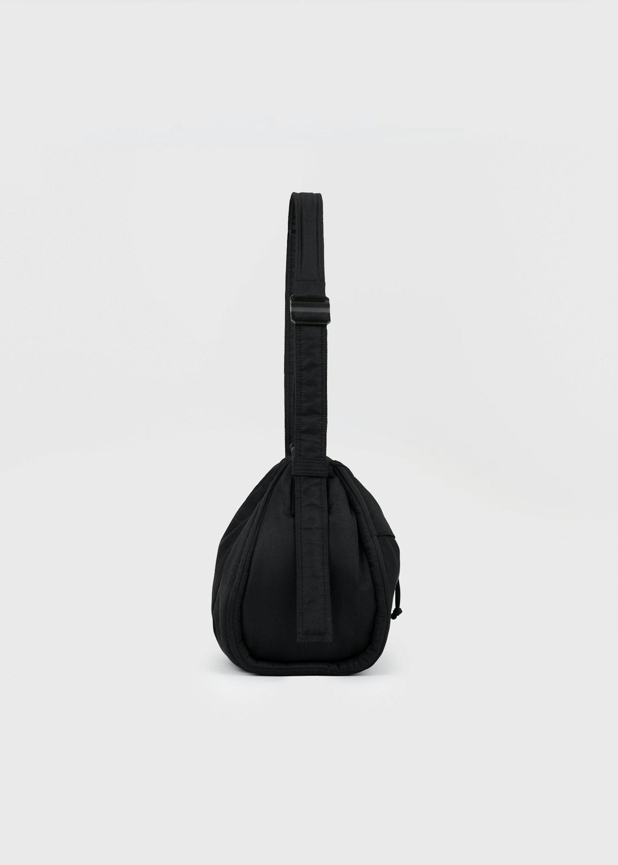 Sac bandoulière 7,5L en matière recyclé | noir "curve bucket bag - black"