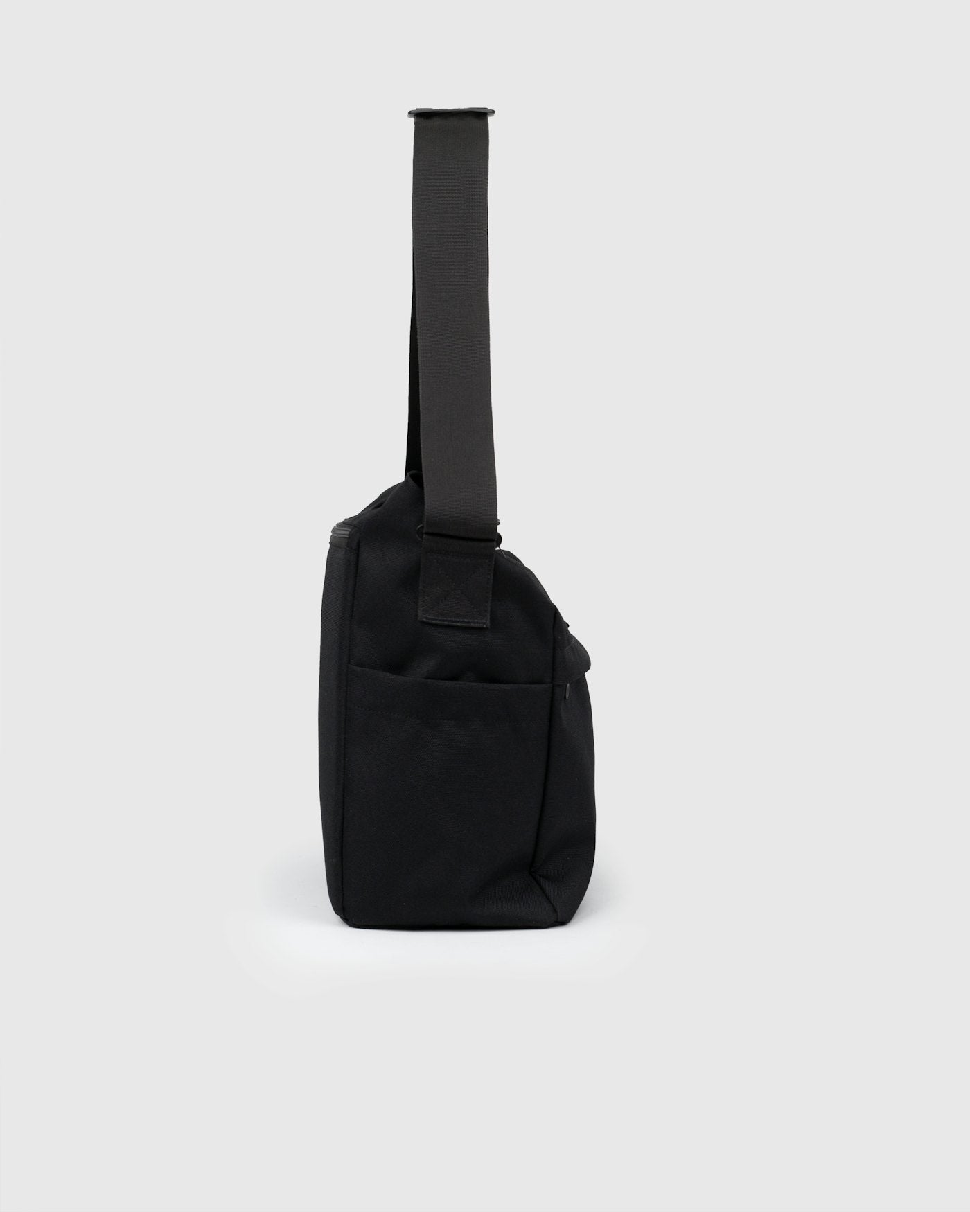 Sac bandoulière 29L en nylon recyclé | noir "icon messenger bag"