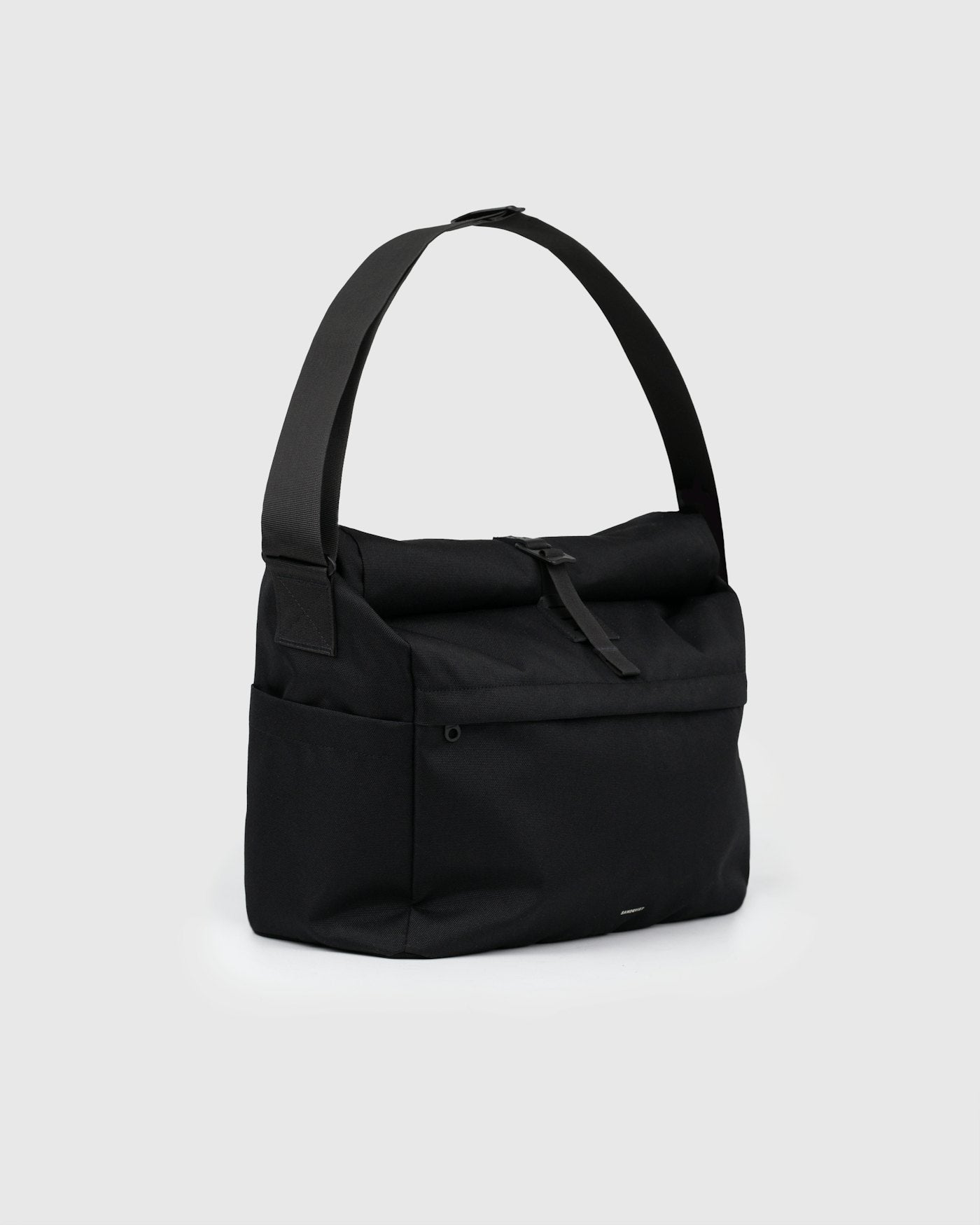 Sac bandoulière 29L en nylon recyclé | noir "icon messenger bag"