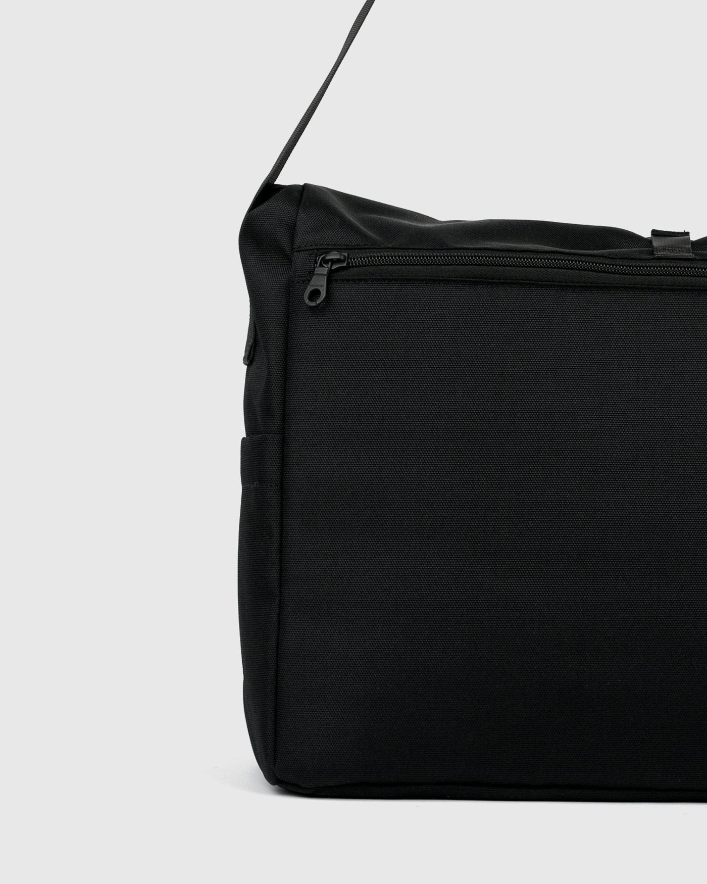 Sac bandoulière 29L en nylon recyclé | noir "icon messenger bag"