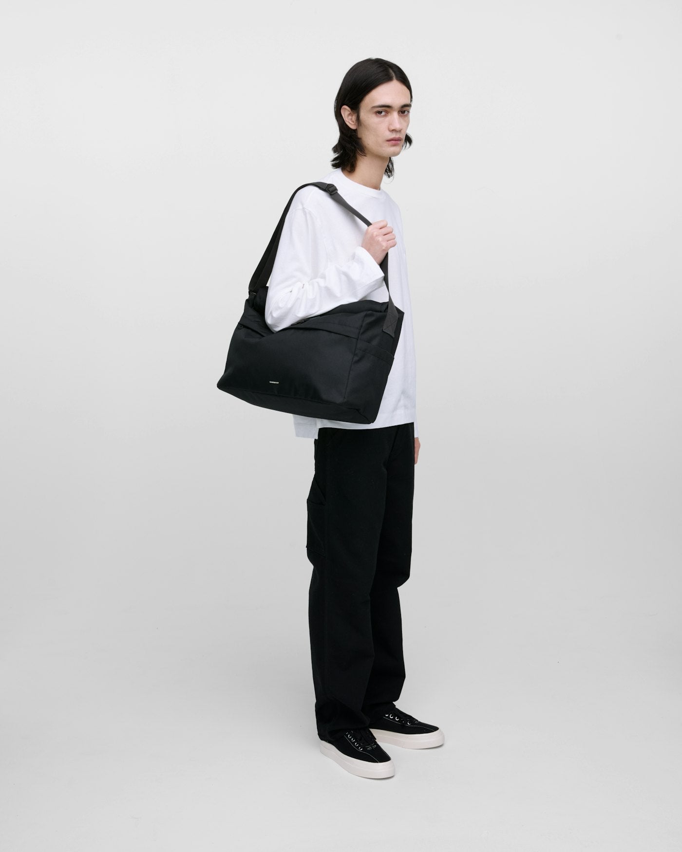 Sac bandoulière 29L en nylon recyclé | noir "icon messenger bag"