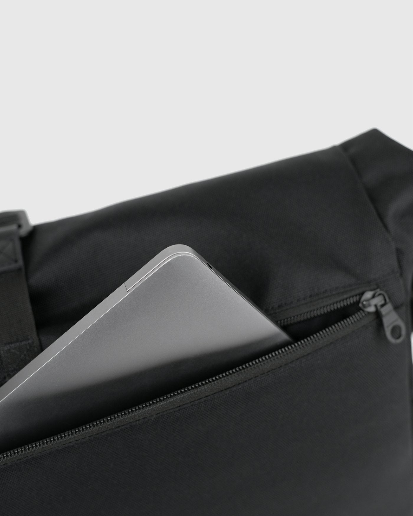 Sac bandoulière 29L en nylon recyclé | noir "icon messenger bag"