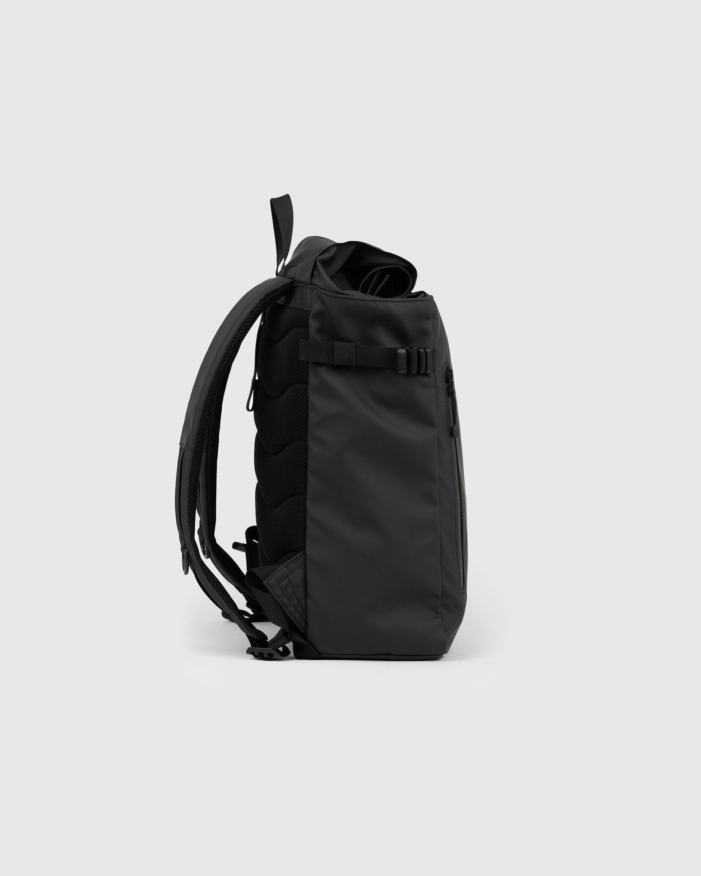 Sac à dos 20L en matière recyclée | noir "stream slim rolltop m - black"