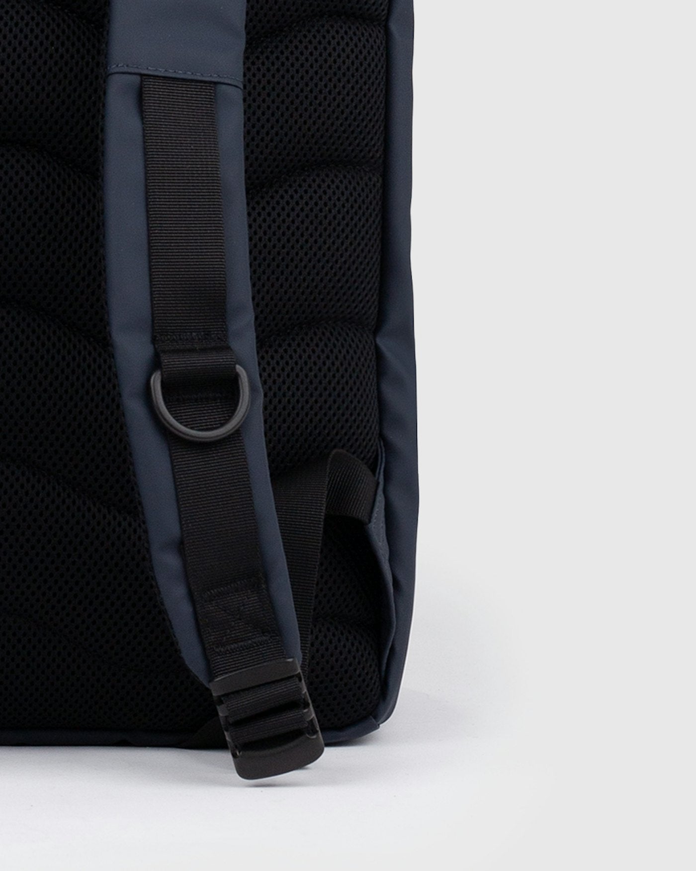 Sac à dos 20L en nylon recyclé | bleu "stream slim rolltop m - navy"