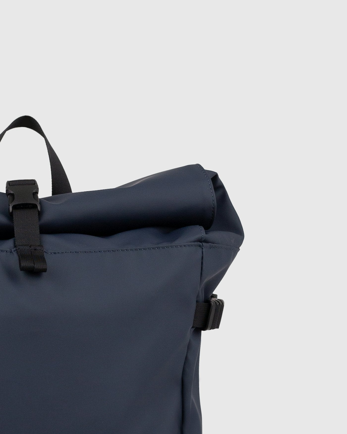 Sac à dos 20L en nylon recyclé | bleu "stream slim rolltop m - navy"