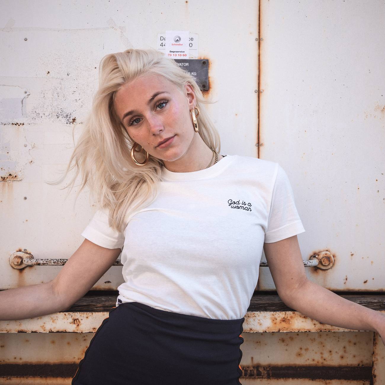 T-shirt blanc brodé - god is a woman