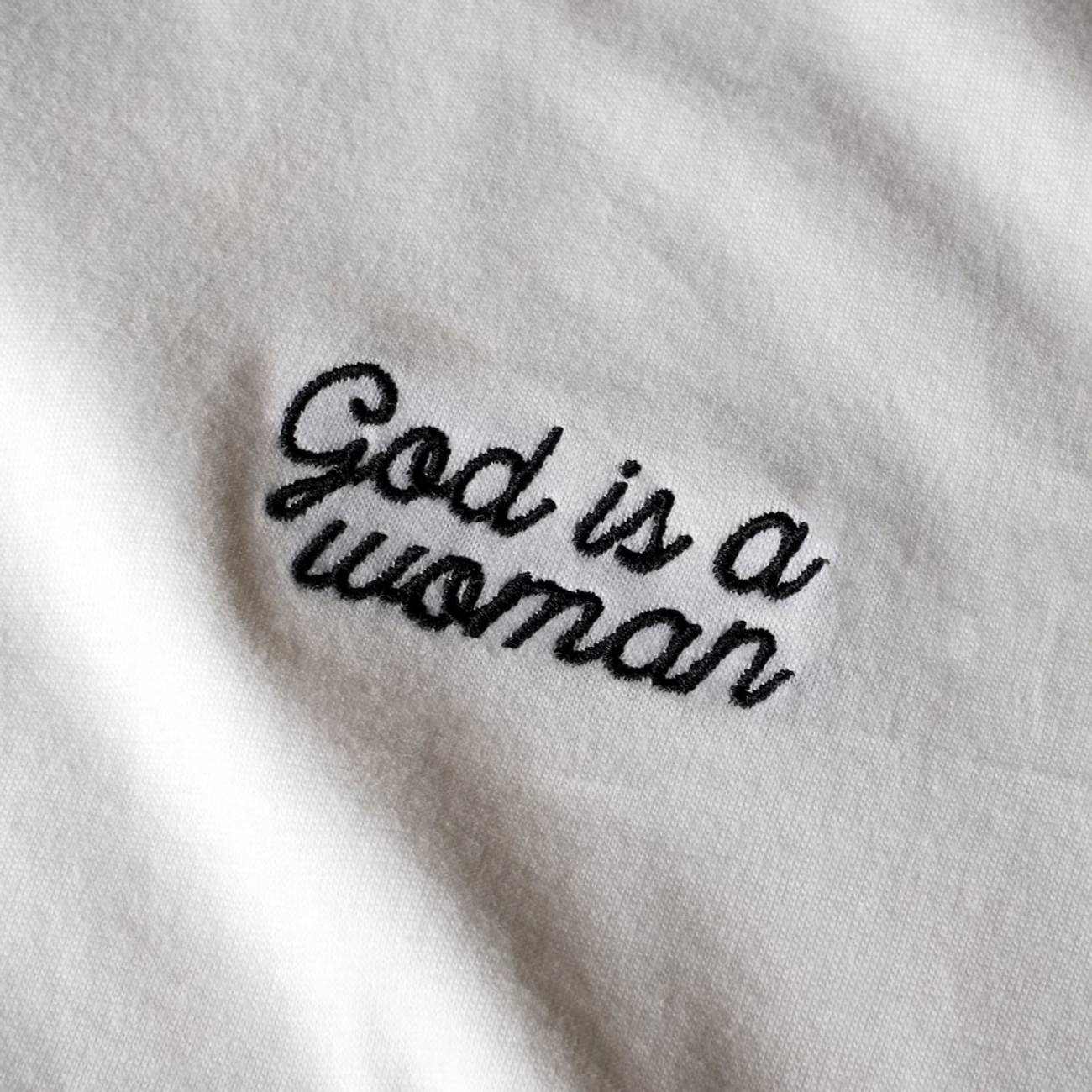 T-shirt blanc brodé - god is a woman