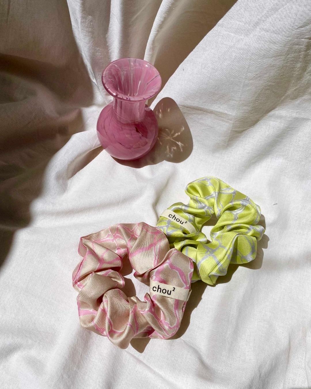 Chouchou marbré vert citron en soie upcyclée - grand
