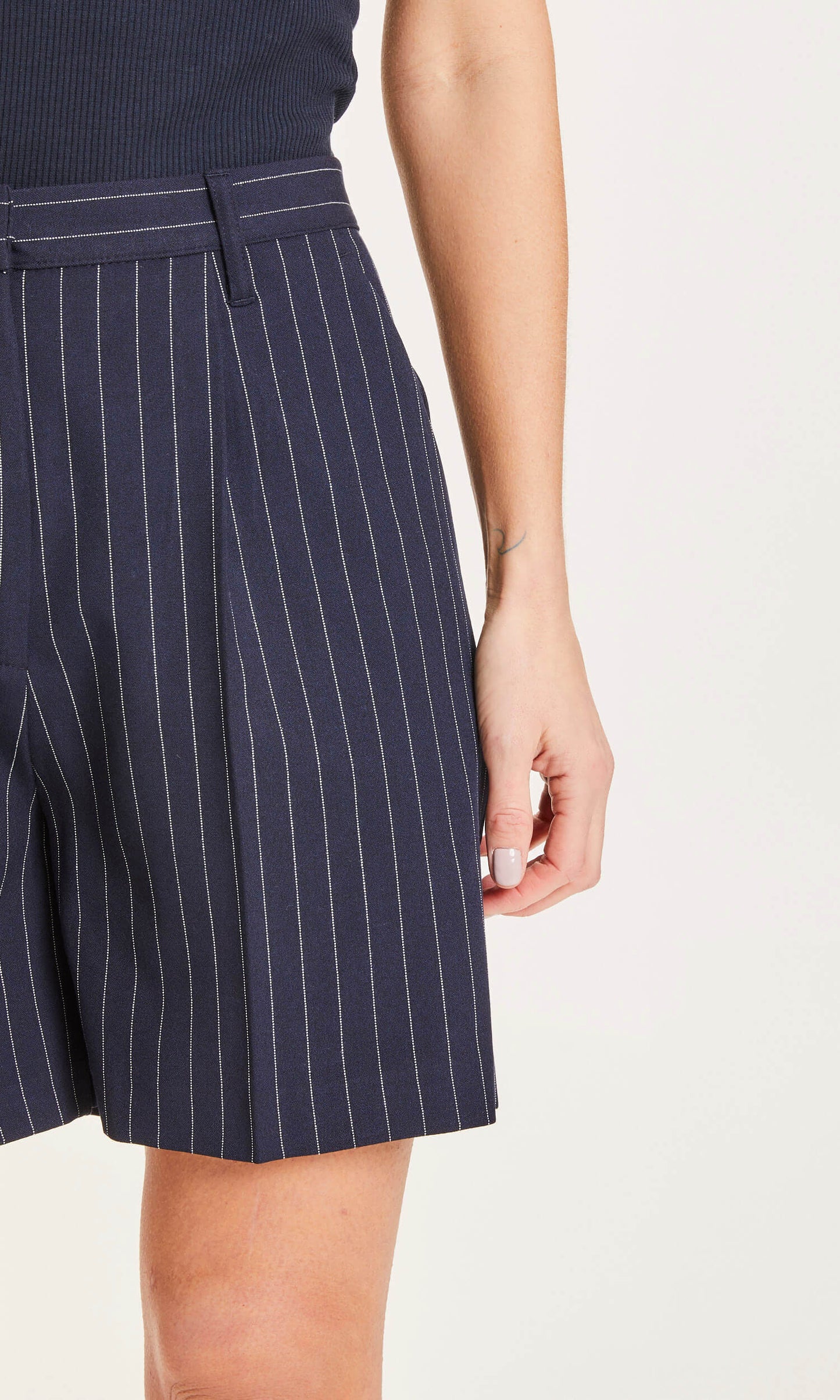 Short large à rayures bleu nuit en matière recyclée - Posey