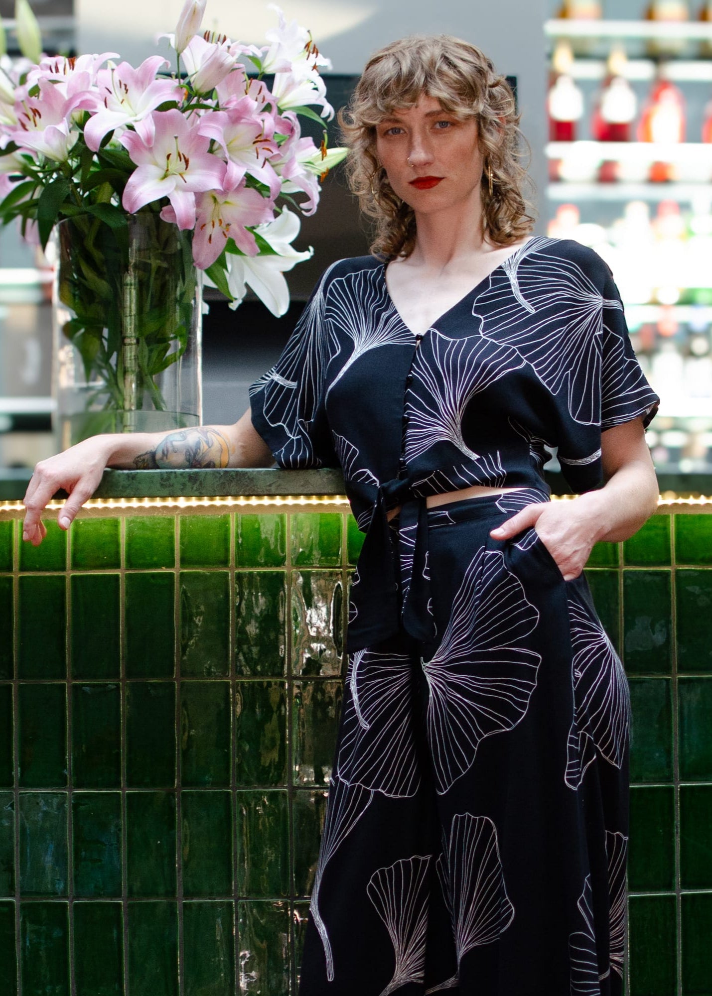 Pantalon ample en ecovero | noir "floating flare palazzo trousers - black"