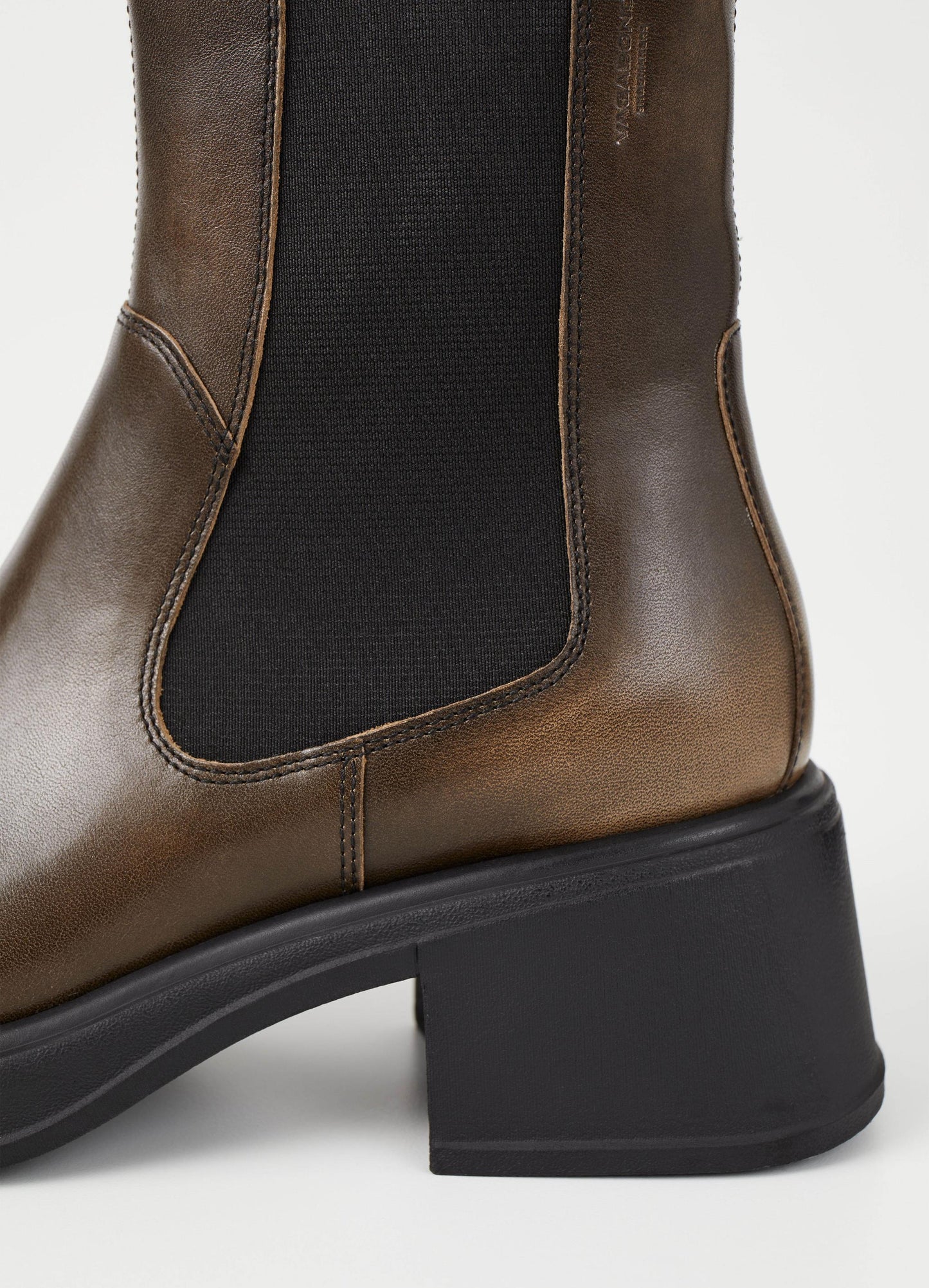 Bottines Chelsea en cuir certifié | Taupe "dorah mud"